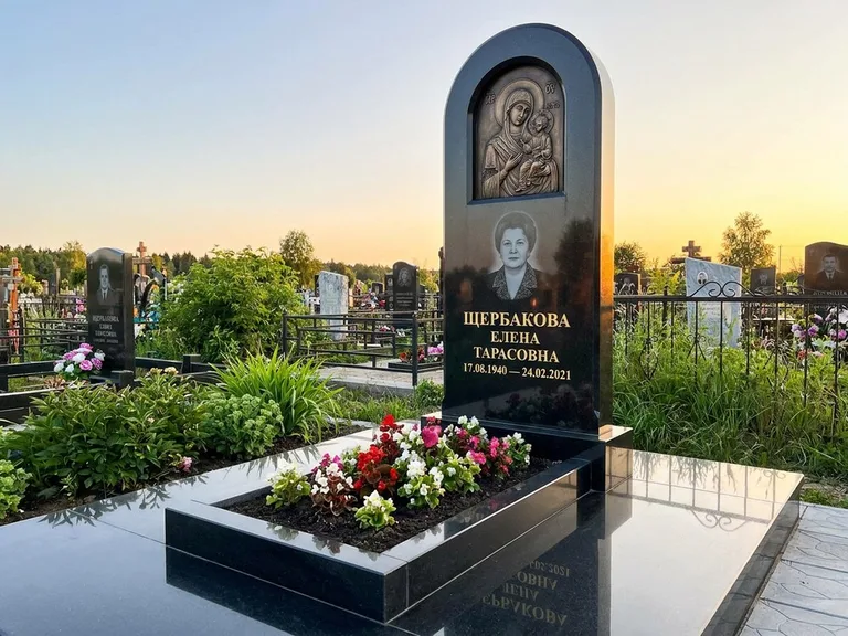 Памятник с барельефом — выполненная работа 35 в Екатеринбурге