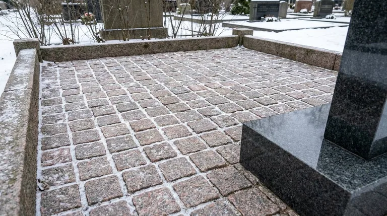 Мощение участка серой гранитной плиткой с цоколем, образец ПМ004 в Екатеринбурге