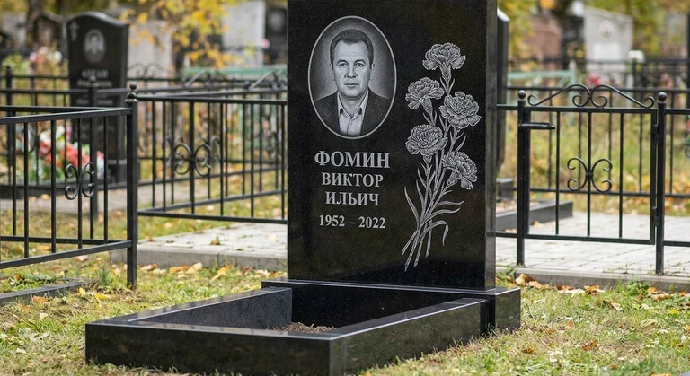 Гравировка гвоздик на памятник в Екатеринбурге — пример работы на граните