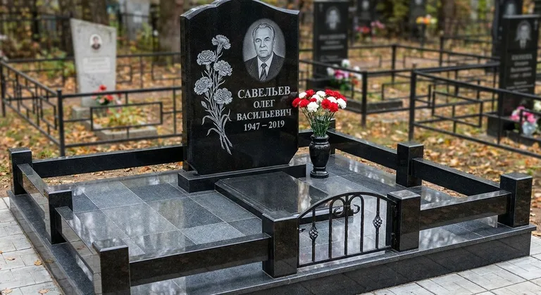Памятник с гравировкой гвоздик — выполненная работа «Савельев» в Екатеринбурге
