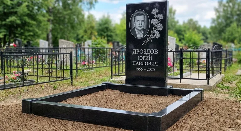 Памятник с гравировкой гвоздик — выполненная работа «Дроздов» в Екатеринбурге