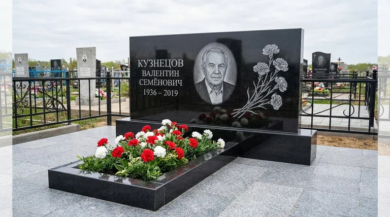 Памятник с гравировкой гвоздик — выполненная работа «Кузнецов» в Екатеринбурге