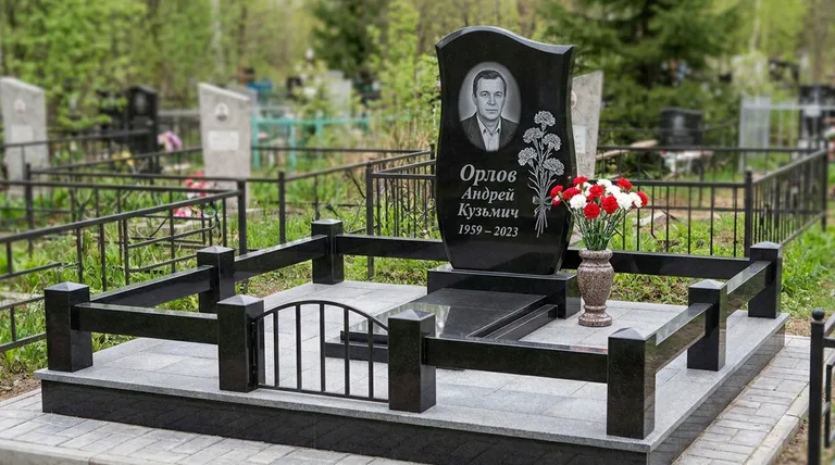 Памятник с гравировкой гвоздик — выполненная работа «Орлов» в Екатеринбурге