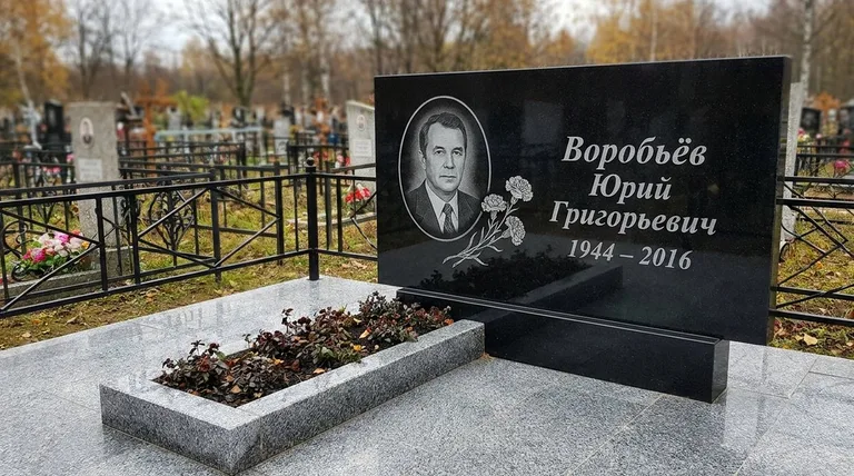 Памятник с гравировкой гвоздик — выполненная работа «Воробьёв» в Екатеринбурге