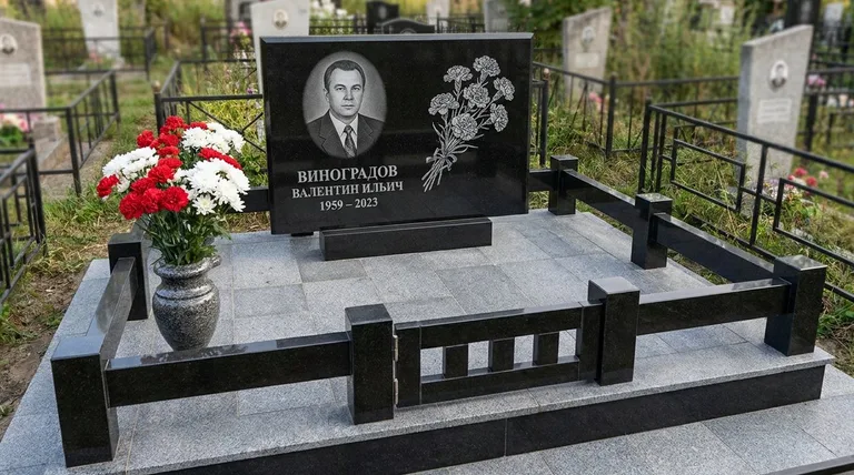 Памятник с гравировкой гвоздик — выполненная работа «Виноградов» в Екатеринбурге