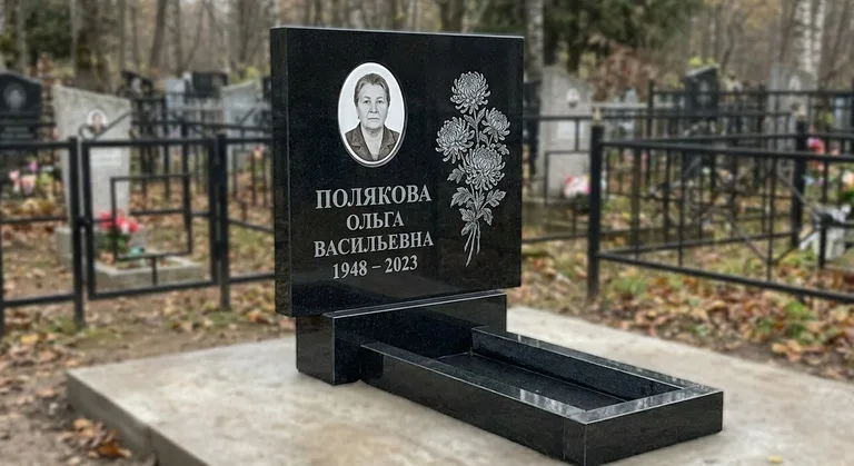 Памятник с гравировкой хризантем — выполненная работа «Полякова» в Екатеринбурге