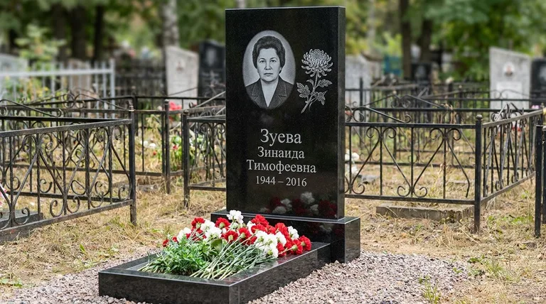 Памятник с гравировкой хризантем — выполненная работа «Зуева» в Екатеринбурге