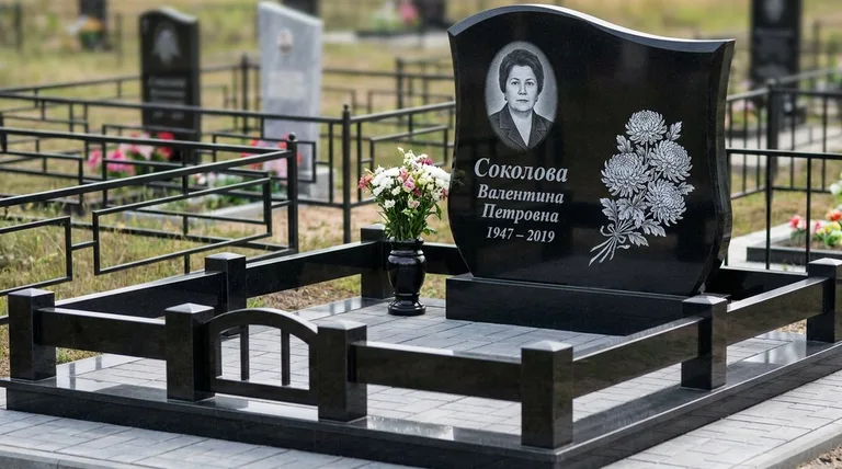 Памятник с гравировкой хризантем — выполненная работа «Соколова» в Екатеринбурге