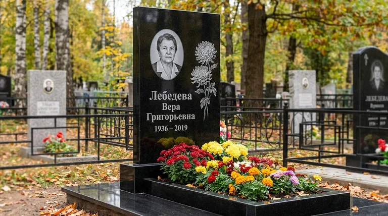 Памятник с гравировкой хризантем — выполненная работа «Лебедева» в Екатеринбурге