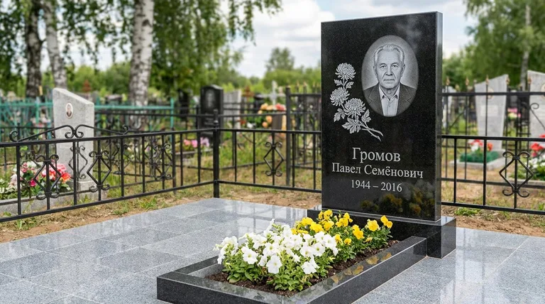 Памятник с гравировкой хризантем — выполненная работа «Громов» в Екатеринбурге