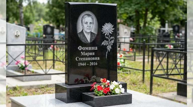 Памятник с гравировкой хризантем — выполненная работа «Фомина» в Екатеринбурге