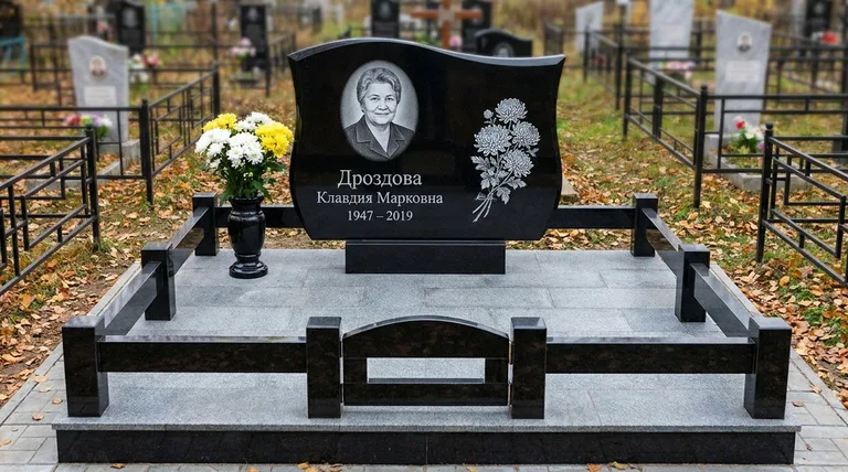 Памятник с гравировкой хризантем — выполненная работа «Дроздова» в Екатеринбурге