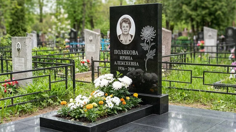 Памятник с гравировкой хризантем — выполненная работа «Полякова» в Екатеринбурге