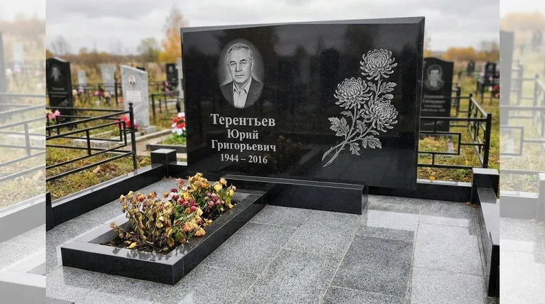 Памятник с гравировкой хризантем — выполненная работа «Терентьев» в Екатеринбурге