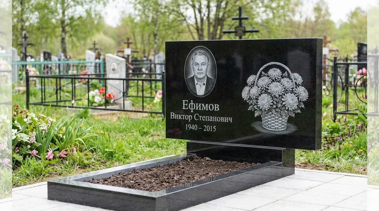 Памятник с гравировкой хризантем — выполненная работа «Ефимов» в Екатеринбурге
