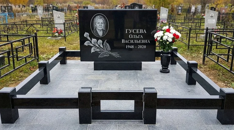 Памятник с гравировкой калл — выполненная работа «Гусева» в Екатеринбурге