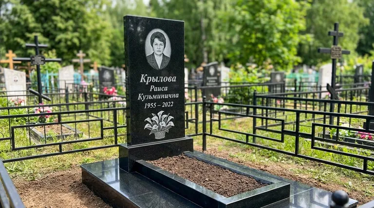 Памятник с гравировкой калл — выполненная работа «Крылова» в Екатеринбурге