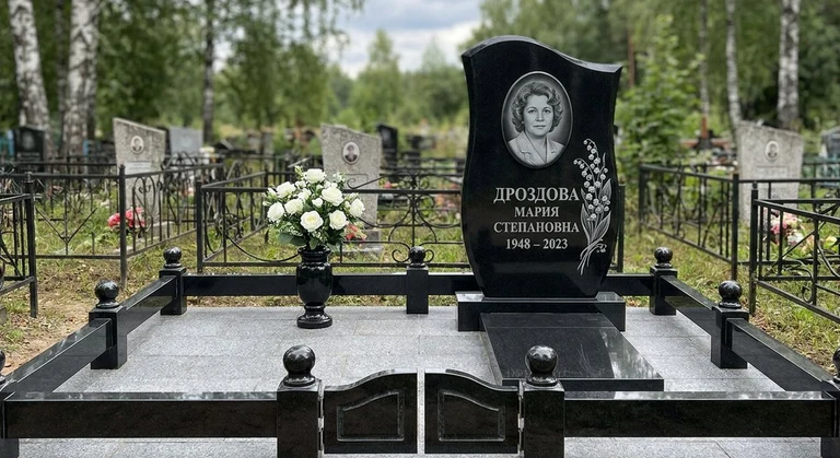 Гравировка ландышей на памятник в Екатеринбурге — пример работы на граните