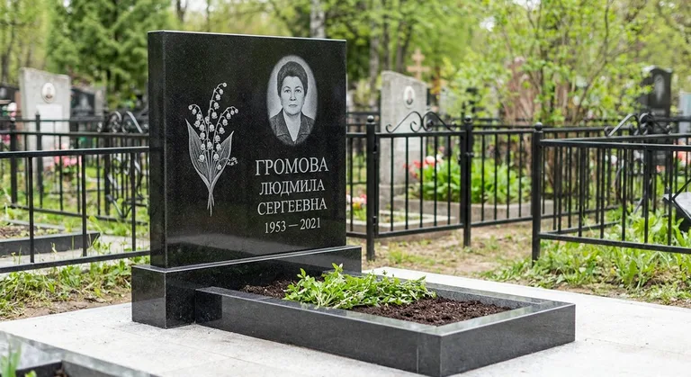 Памятник с гравировкой ландышей — выполненная работа «Громова» в Екатеринбурге