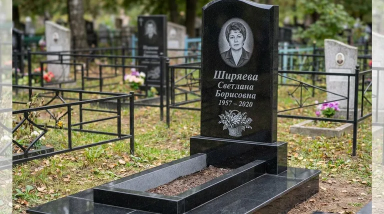 Памятник с гравировкой ландышей — выполненная работа «Ширяева» в Екатеринбурге