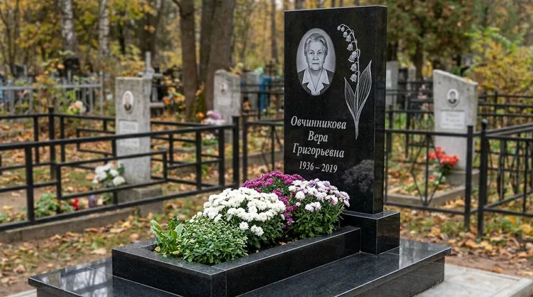 Памятник с гравировкой ландышей — выполненная работа «Овчинникова» в Екатеринбурге