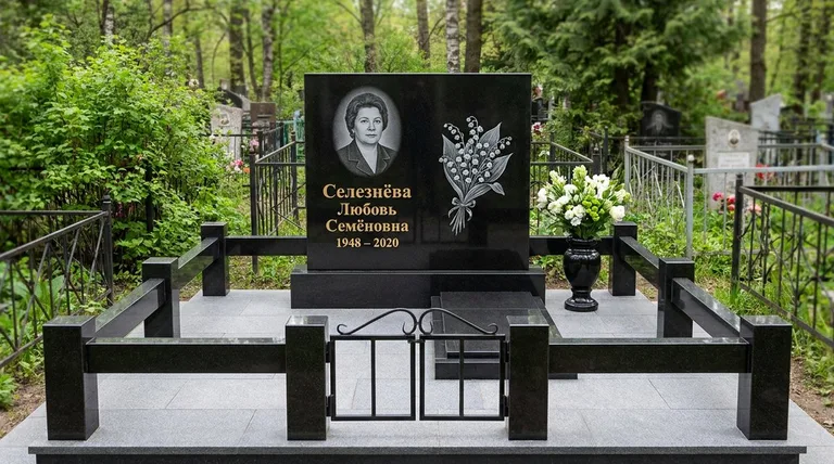 Памятник с гравировкой ландышей — выполненная работа «Селезнёва» в Екатеринбурге