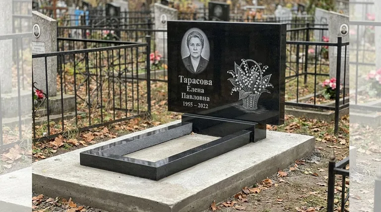 Памятник с гравировкой ландышей — выполненная работа «Тарасова» в Екатеринбурге