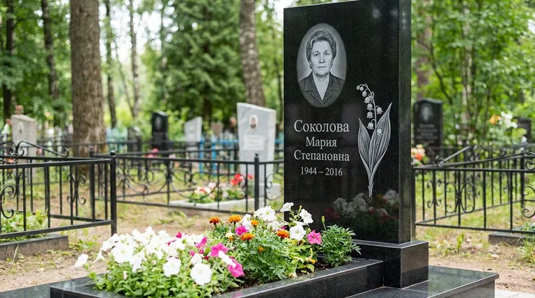 Памятник с гравировкой ландышей — выполненная работа «Соколова» в Екатеринбурге