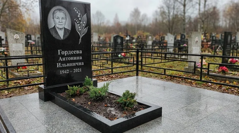 Памятник с гравировкой ландышей — выполненная работа «Гордеева» в Екатеринбурге