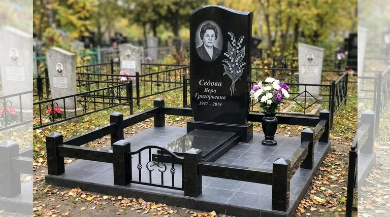 Памятник с гравировкой ландышей — выполненная работа «Седова» в Екатеринбурге