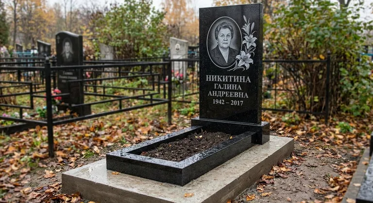 Памятник с гравировкой лилий — выполненная работа «Никитина» в Екатеринбурге