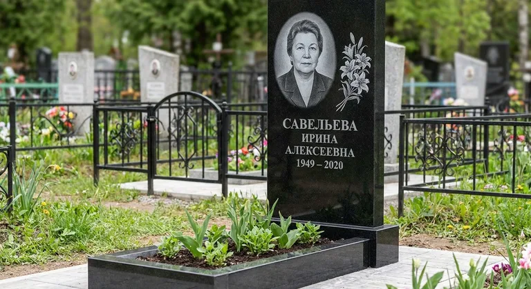 Памятник с гравировкой лилий — выполненная работа «Савельева» в Екатеринбурге
