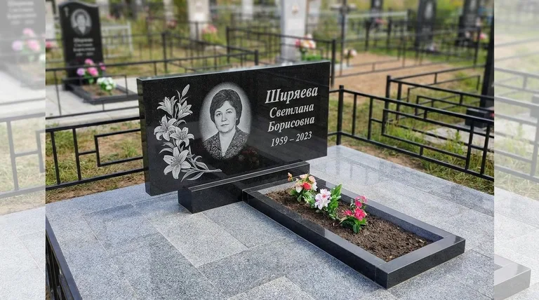 Памятник с гравировкой лилий — выполненная работа «Ширяева» в Екатеринбурге