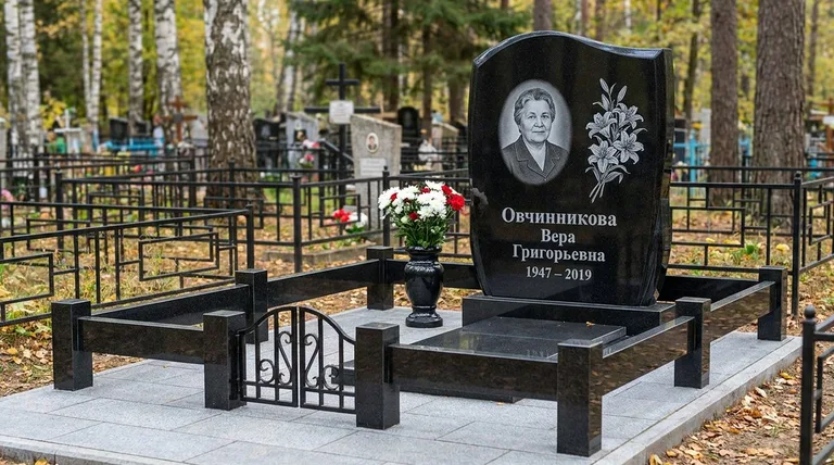 Памятник с гравировкой лилий — выполненная работа «Овчинникова» в Екатеринбурге