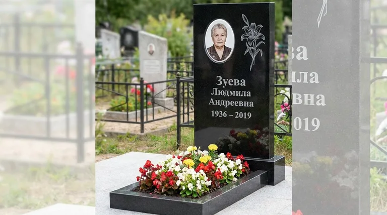 Памятник с гравировкой лилий — выполненная работа «Зуева» в Екатеринбурге