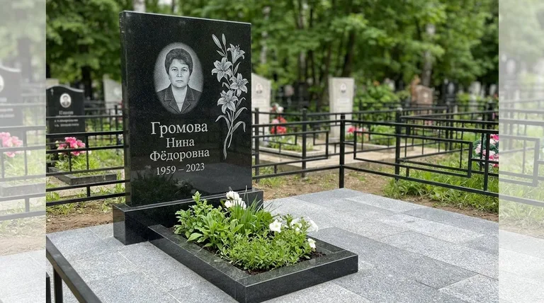 Памятник с гравировкой лилий — выполненная работа «Громова» в Екатеринбурге