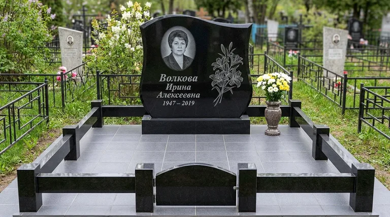 Памятник с гравировкой лилий — выполненная работа «Волкова» в Екатеринбурге