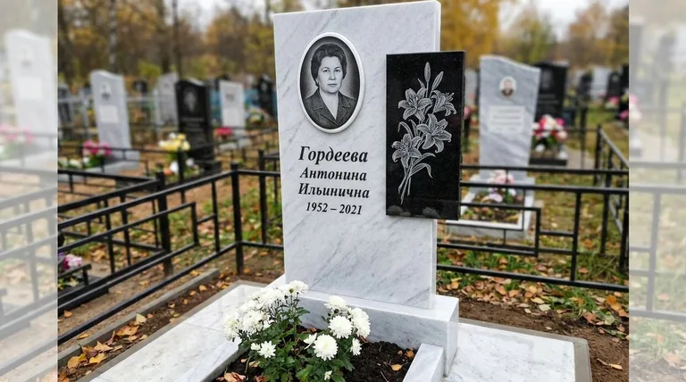 Памятник с гравировкой лилий — выполненная работа «Гордеева» в Екатеринбурге