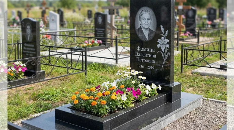 Памятник с гравировкой лилий — выполненная работа «Фомина» в Екатеринбурге