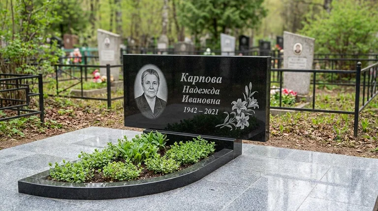 Памятник с гравировкой лилий — выполненная работа «Карпова» в Екатеринбурге