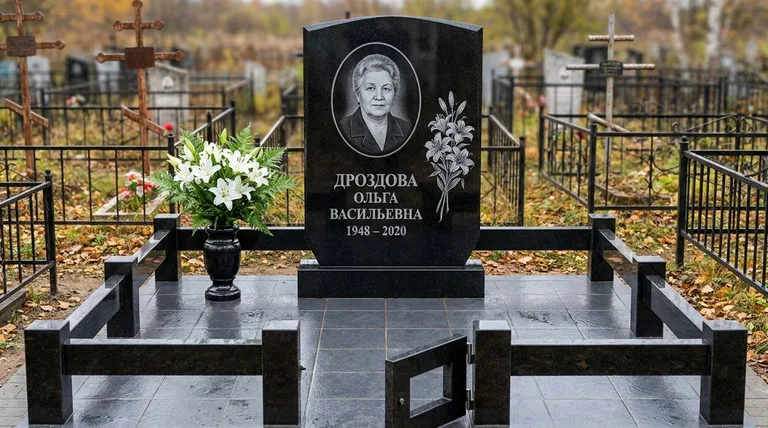 Памятник с гравировкой лилий — выполненная работа «Дроздова» в Екатеринбурге