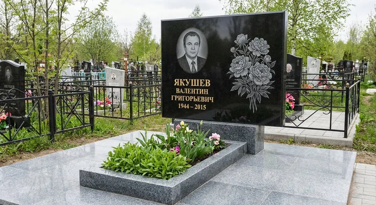 Памятник с гравировкой пионов — выполненная работа «Якушев» в Екатеринбурге