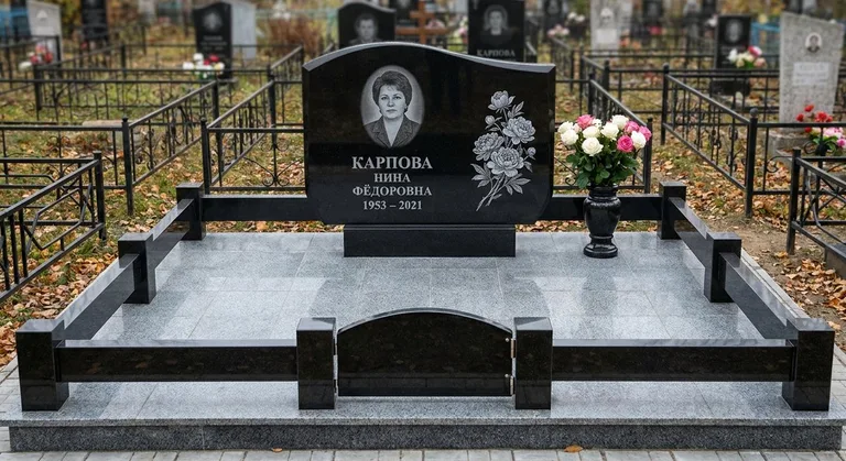Памятник с гравировкой пионов — выполненная работа «Карпова» в Екатеринбурге