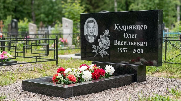 Памятник с гравировкой пионов — выполненная работа «Кудрявцев» в Екатеринбурге