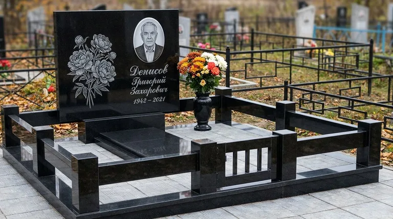 Памятник с гравировкой пионов — выполненная работа «Денисов» в Екатеринбурге