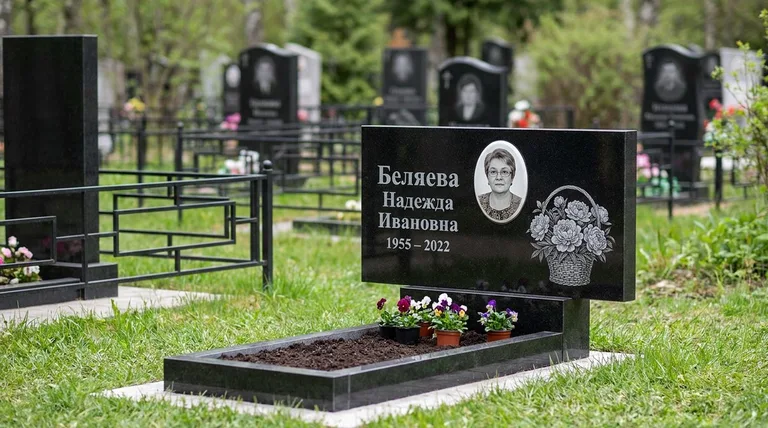 Памятник с гравировкой пионов — выполненная работа «Беляева» в Екатеринбурге