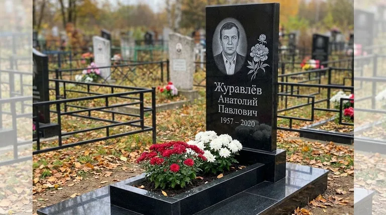 Памятник с гравировкой пионов — выполненная работа «Журавлёв» в Екатеринбурге