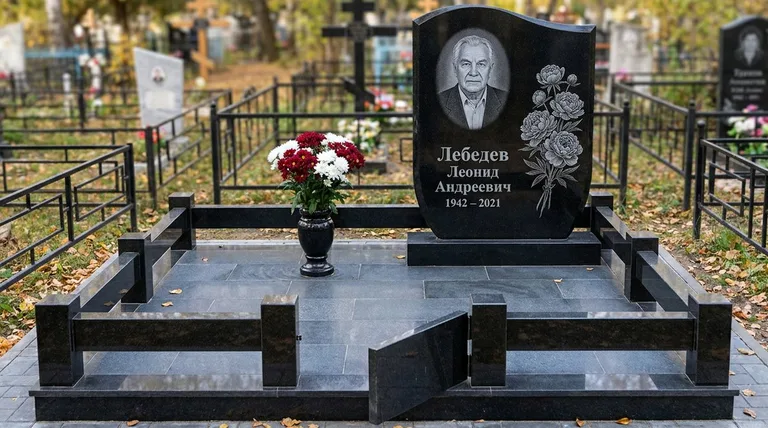 Памятник с гравировкой пионов — выполненная работа «Лебедев» в Екатеринбурге