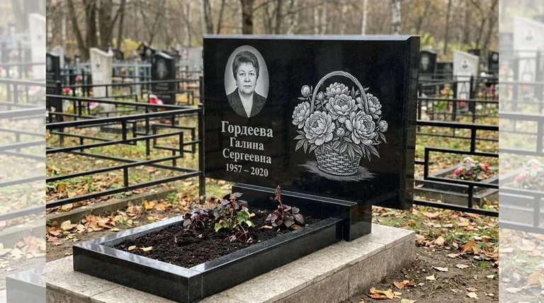 Памятник с гравировкой пионов — выполненная работа «Гордеева» в Екатеринбурге