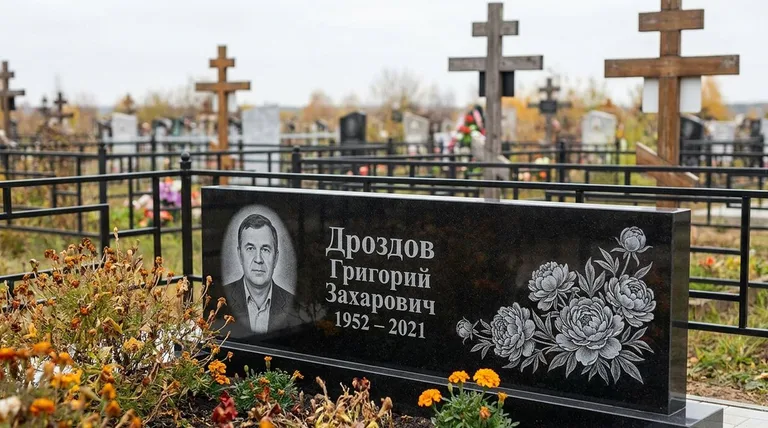 Памятник с гравировкой пионов — выполненная работа «Дроздов» в Екатеринбурге